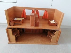 Holz-Puppenhaus möbliert Vollholz Bild 9