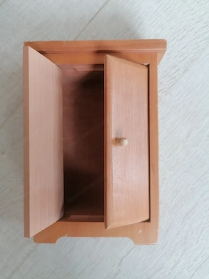 Holz-Puppenhaus möbliert Vollholz Bild 8