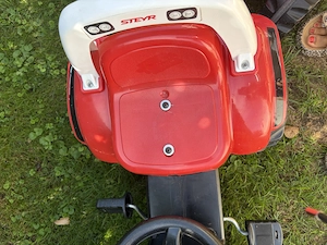 Steyr Traktor mit Frontlader und Anhänger Bild 3