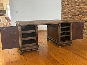 Antiker, freistehender Schreibtisch mit Löwenfüßen Bild 7
