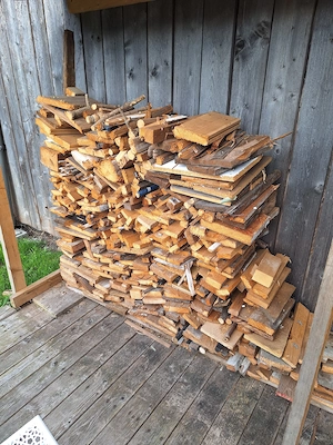 Brennholz teilweise mit Nägeln Bild 3