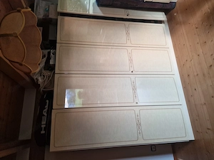 Schrank mit 2 Kästchen