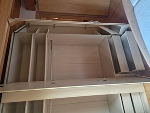 Schlafzimmerschrank mit Innenteilen Bild 2