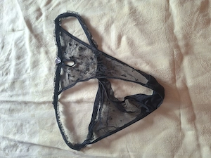 Schwarzer duftiger String mit Herzdesign Bild 2