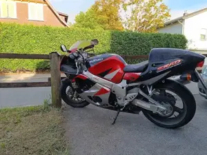 Suzuki GSX-R750  Bild 2
