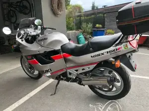 Suzuki GSX 750 F 