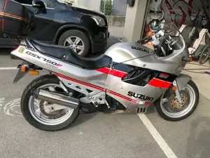 Suzuki GSX 750 F  Bild 2