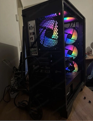 Gaming PC mit Monitor und Lautsprecheranlage Bild 5