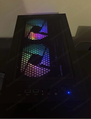 Gaming PC mit Monitor und Lautsprecheranlage Bild 3