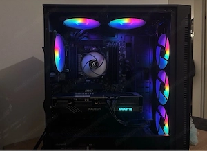 Gaming PC mit Monitor und Lautsprecheranlage Bild 2