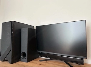 Gaming PC mit Monitor und Lautsprecheranlage