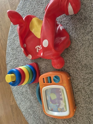 Kinderhüpfpferd, Ringwerfen und Musikspielzeug
