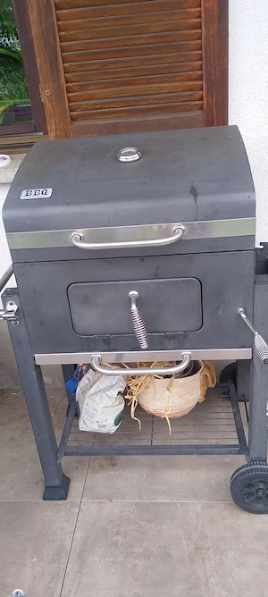 Grill 5 Jahre alt guter Zustand 3mal benutzt 