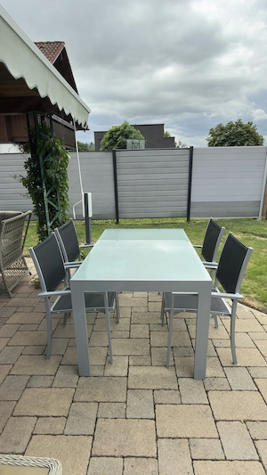 Tisch mit vier Stühlen, ideal auch für kleine Balkone oder Terrassen. Bild 2