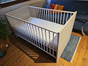 Kinder-Gitterbett weiß, Holz, 143cm lang, 77cm breit Bild 3