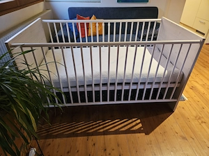 Kinder-Gitterbett weiß, Holz, 143cm lang, 77cm breit Bild 2