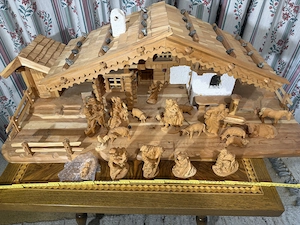 Wunderschöne alpenländische Weihnachtskrippe massiv (100 cm) mit handgeschnitzten Zirben-Figuren Bild 3