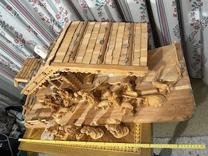 Wunderschöne alpenländische Weihnachtskrippe massiv (100 cm) mit handgeschnitzten Zirben-Figuren Bild 2