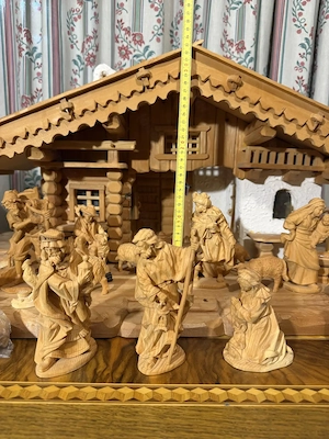 Wunderschöne alpenländische Weihnachtskrippe massiv (100 cm) mit handgeschnitzten Zirben-Figuren
