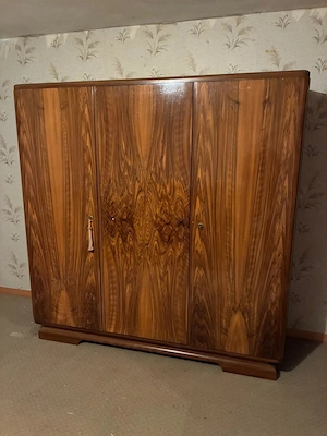 Schlafzimmer mit Spiegelkommode und Kleiderschrank  Bild 2