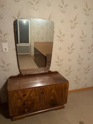 Schlafzimmer mit Spiegelkommode und Kleiderschrank  Bild 3