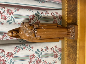 Holzschnitzerei Hl. Theresia von Lisieux mit Rosen & Kreuz (ca. 30 cm)   Massivholz geschnitzt Bild 2