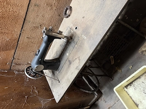 Antike Nähmaschine mit Gusseisen-Tretgestell & Holztisch   Scheunenfund   Upcycling & Deko