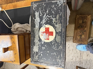 Antiker Verbandkasten von 1934 mit Rotem Kreuz & Inhaltsverzeichnis   Historische Sanitätsbox Bild 2