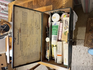 Antiker Verbandkasten von 1934 mit Rotem Kreuz & Inhaltsverzeichnis   Historische Sanitätsbox