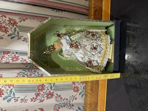 Feine Klosterarbeit   Engel im Schaukasten (ca. 22 cm)   Sakrale Volkskunst mit Perlen & Golddraht Bild 1