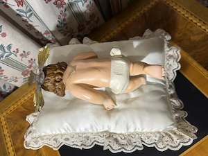 Liegendes Jesukind auf Kissen & Holzgestell   Original  Olot  (ca. 24 cm) mit Strahlenkranz Bild 2