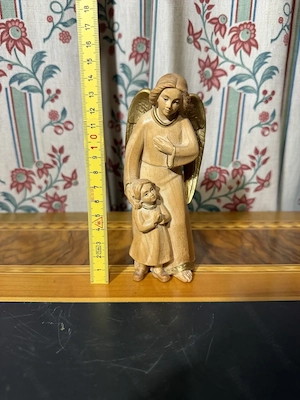 Holzschnitzerei Schutzengel mit Kind (ca. 15,5 cm)   Massivholz geschnitzt mit Goldflügeln Bild 1