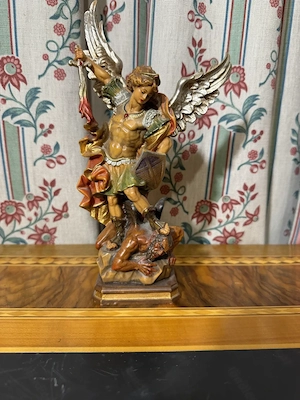Erzengel Michael stürzt Luzifer (ca. 22 cm)   Detailreiche Skulptur   Sakrale Kunst farbig & silber  Bild 2