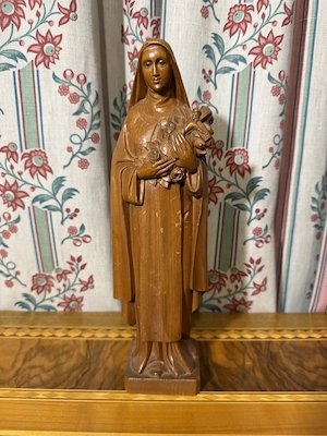 Holzschnitzerei Hl. Theresia von Lisieux mit Rosen & Kreuz (ca. 30 cm)   Massivholz geschnitzt Bild 2