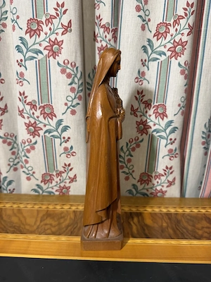 Holzschnitzerei Hl. Theresia von Lisieux mit Rosen & Kreuz (ca. 30 cm)   Massivholz geschnitzt Bild 3