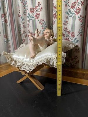Liegendes Jesukind auf Kissen & Holzgestell   Original  Olot  (ca. 24 cm) mit Strahlenkranz Bild 1