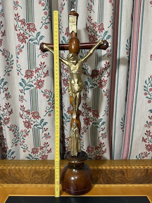 Antikes Standkreuz   Tischkreuz mit Metallkorpus & Maria (ca. 49 cm)   Gedrechseltes Holz