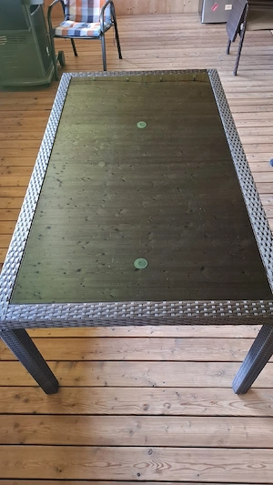 Tisch und Stühle 