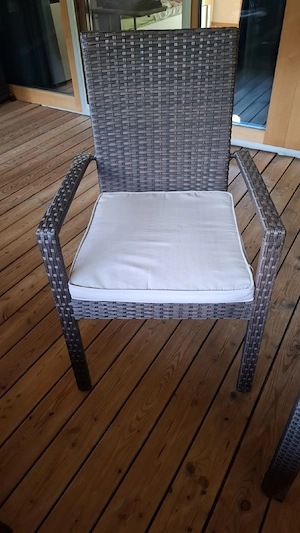 Tisch und Stühle  Bild 2