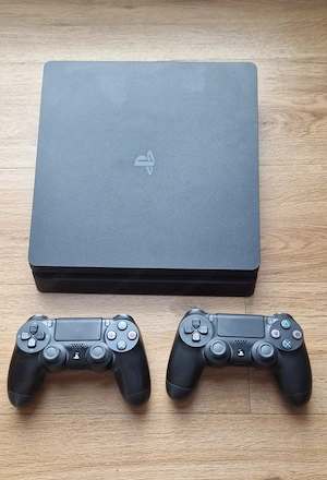 Playstation 4 1TB Slim inklusive 2 Controller, RDR2 und Zubehör 