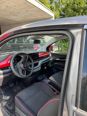 Fiat 500e Red Edition Bild 3