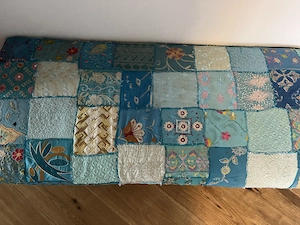Sitzbank mit schönem Patchworkbezug Bild 2