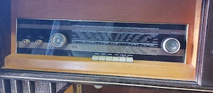 antiker Radio mit Schallplattenspieler Bild 2
