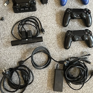 PlayStation 4 Pro 1TB mit 4 + 2 Controllern + VR Set - Schwarz, FW: 12.50+2TB Bild 4