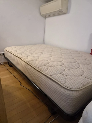 Bett mit Metallgerüst  Bild 3