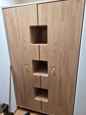 Einfacher Holzschrank Bild 2