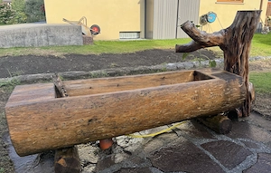 Rustikaler Wassertrog Brunnen Bild 4