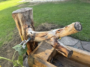 Rustikaler Wassertrog Brunnen Bild 2