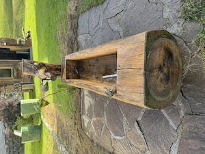 Rustikaler Wassertrog Brunnen Bild 3