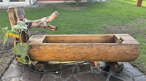 Rustikaler Wassertrog Brunnen